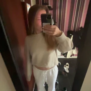 Beige stickad tröja - Säljer en mysig beige stickad tröja från Pull&Bear, med ”slits” på sidorna 🩵passar till alla olika slags outfits! (endast lite nopprig)