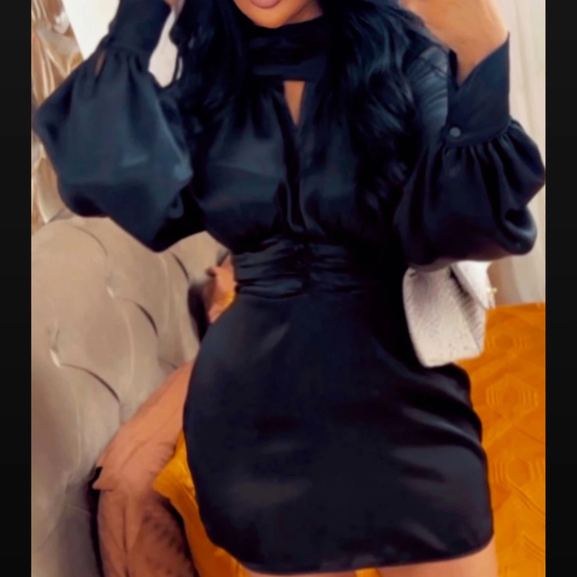 Svart klänning med puffärmar