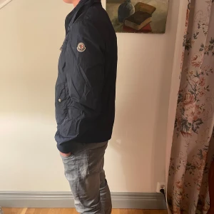 Moncler windbreaker - Säljer en sjukt fet moncler windbreker. Den är nästintill ny då jag använt den ett fåtal gånger. Passar perfekt nu till våren och inte minst sommaren!!😍skriv vid funderingar🤝pris kan diskuteras✅