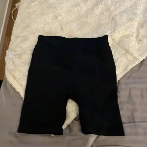 Snygga svarta cykelshorts perfekta för träning eller en avslappnad dag. De har en tight passform och är gjorda i ett stretchigt material för extra komfort. Enkla att matcha med olika toppar och sneakers.