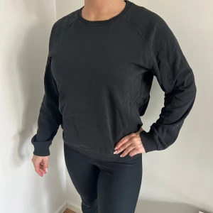 Svart långärmad sweatshirt - Säljer en mysig svart långärmad tröja med rund halsringning. Tröjan har ribbade muddar vid ärmslut och nederkant. Perfekt året runt🖤