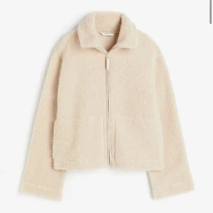 Beige teddyjacka med dragkedja - Säljer denna lite tunnare teddyjackan från h&m då jag inte använder den längre💖