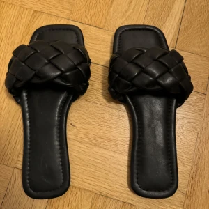 Svarta flätade sandaler - Snygga svarta sandaler med flätad rem och fyrkantig tå. Andvända ett par gånger men inget slitage 
