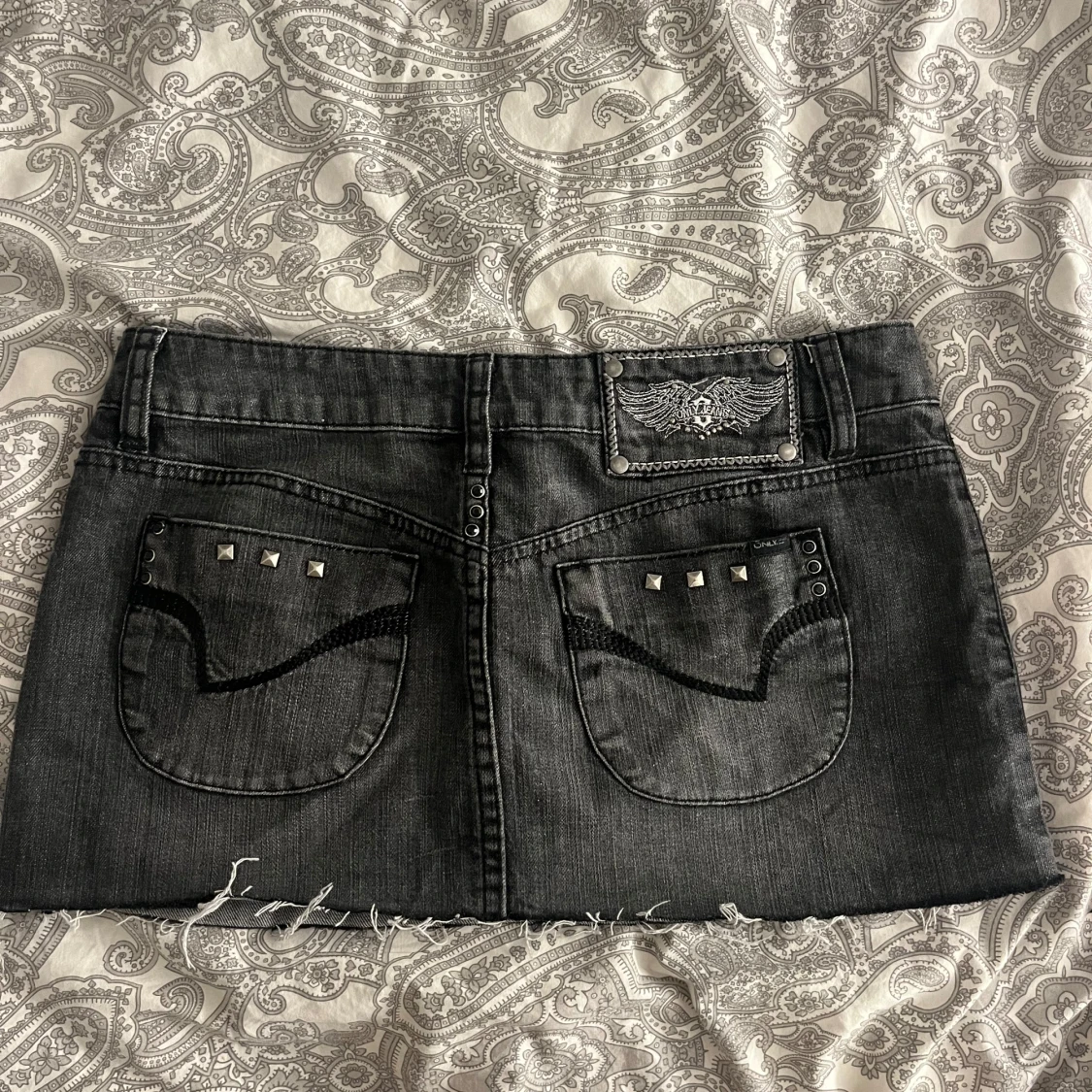 Svart lågmidjad mini jeanskjol  - 1