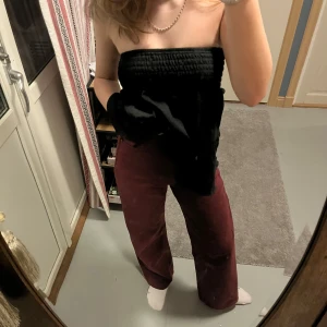 Vinröda Jeans  - Ett par vinröda jeans från zara. Dessa är högmidjade i storlek 34 som även syns på bilderna. Använd ett fåtal gånger