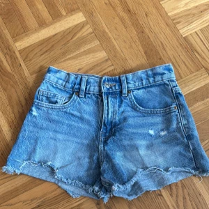 Jeansshorts från Zara storlek 11-12 år cm 152💕 - Högmidjade, sköna och snygga jeansshorts från Zara💕Dom är i fint skick💕Nypris 209 kr💕Säljer dom för 75 kr💕Vid intresse hör av er💕💕