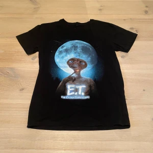  E.T. t-shirt junkyard - Säljer en svart E.T t-shirt från junkyard. Skriv för frågor och mått osv