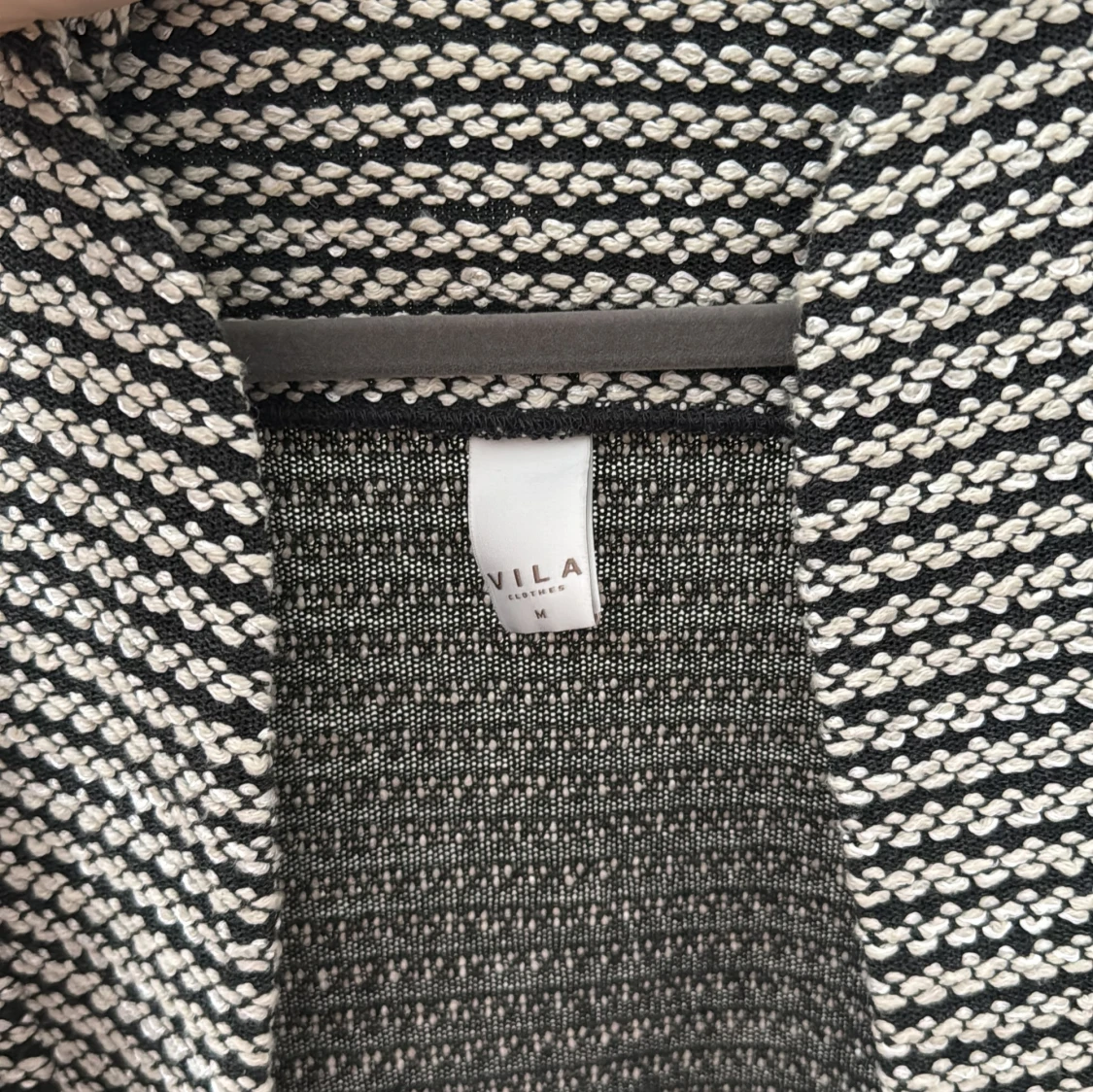 Svartvit mönstrad jacka från Vila - 2