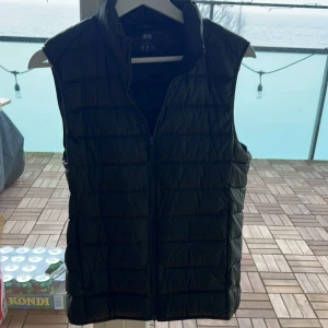 Oliv dunväst  - Säljer en olivgrön väst från uniqlo. Pris 259kr