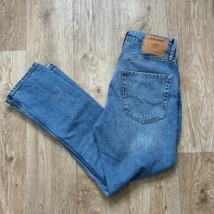 Jack&Jones jeans - Riktigt feta jeans i modellen Chris från Jack&Jones i riktigt bra skick!🔥Storlek W28 L30! Mitt pris 229kr🤝(ej hugget i sten!)