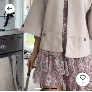 Blommig klänning med volanger - Blommig klänning från zara. Köptes här på plick och är inte andvönd för den va för kort på mig💕Längst ner i inner tyget har den små fläckar som inte går bort och en knapp på ena armen har lossnat, men inget av detta märks! Köptes för 300 kr