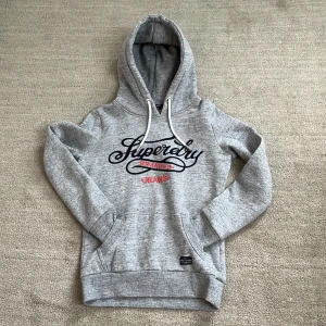 Fodrad Superdry hoodie - Tja! Säljer denna feta hoodien från Superdry! Den är fodrad inuti med ett snyggt tryck utanpå. Storleken är XS-S skulle jag säga. Skick:10/10 Inga defekter alls! Nypris: 1499kr‼️❌ Vårat pris:499kr✅ Tveka inte med frågor!🙌🤝