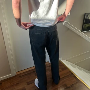 Svarta jeans från Weekday - Super snygga svarta jeans från Weekday. I storlek 31/32🤩