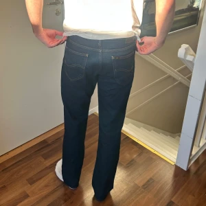 Mörkblå jeans från Lee - Snygga mörkblå jeans från Lee, normal passform i storlek W31 L32⭐️