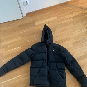 Lyle & scott jacka  - Storlek S/M Använt, jätte snyggt, vi kan diskutera priset.