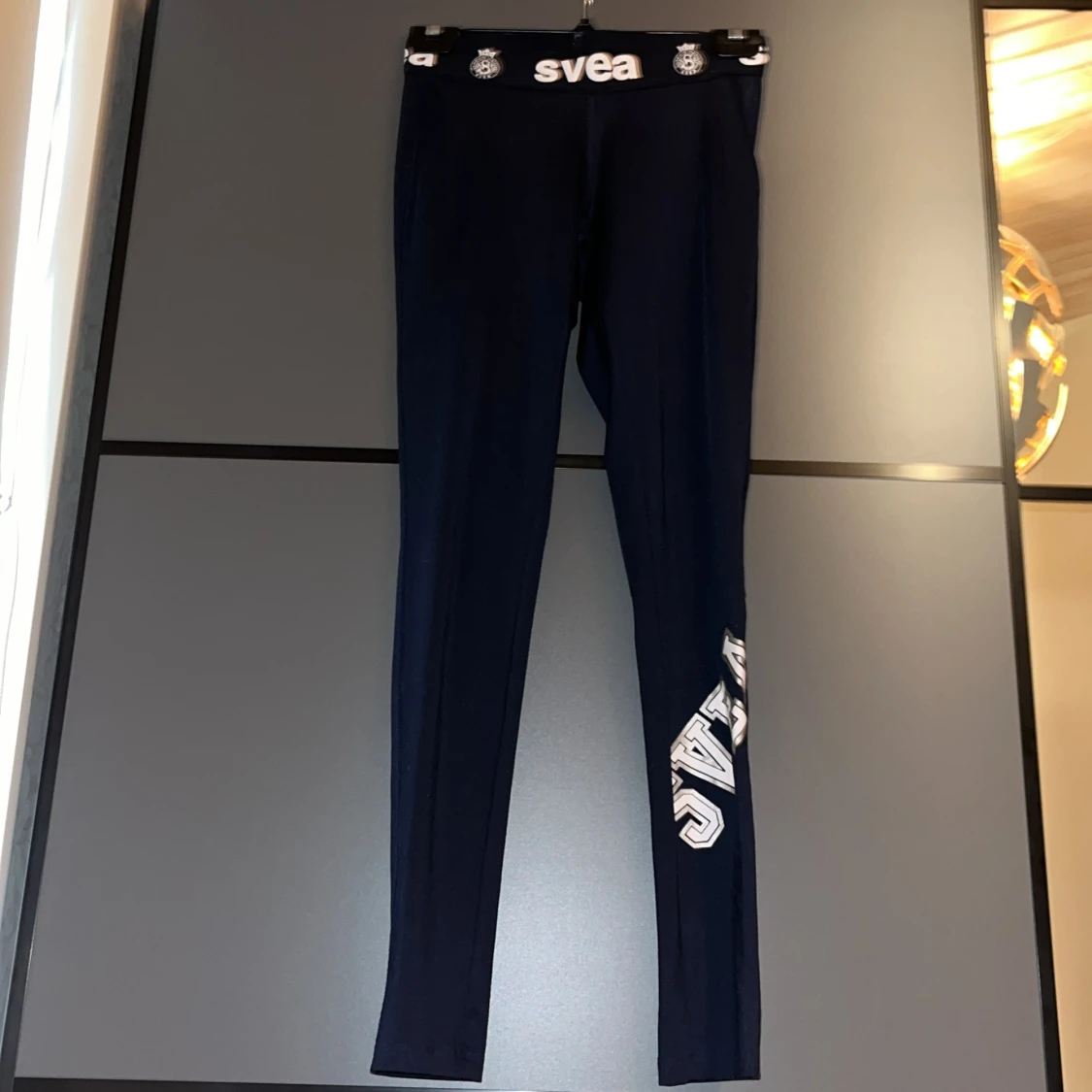 marinblå leggings från Svea