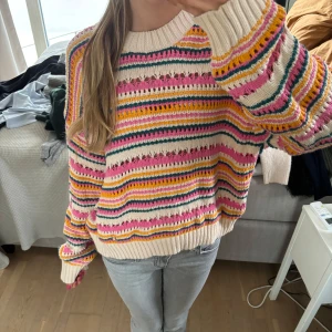 Färgglad randig stickad tröja - Säljer en färgglad stickad tröja med randigt mönster från Zara. Tröjan har långa ärmar och ribbade muddar vid ärmslut och nederkant. Perfekt till våren och sommaren, strl l, men passar som m💕