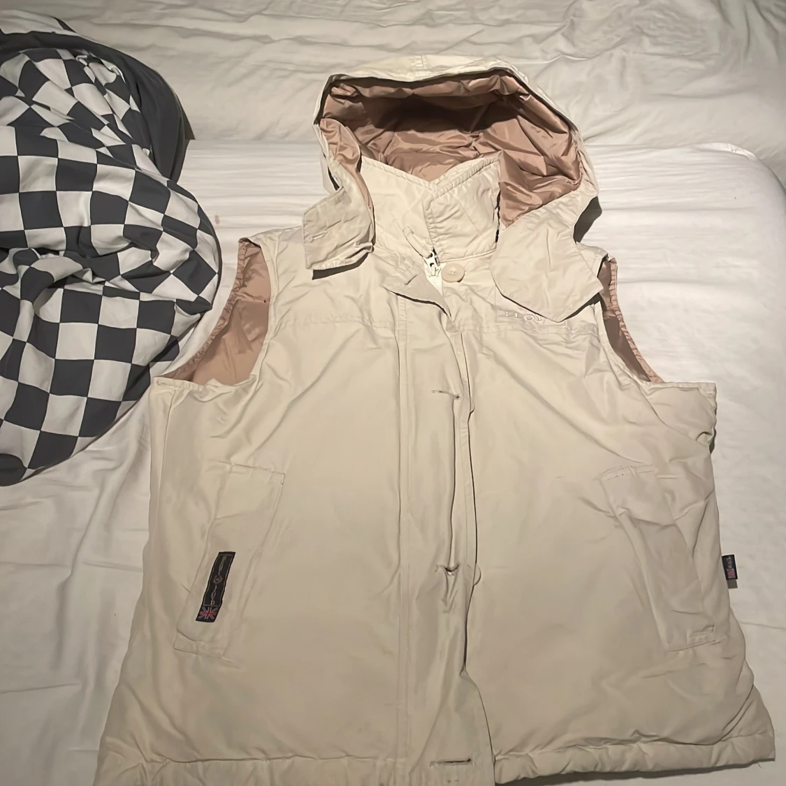 Beige dunväst med huva