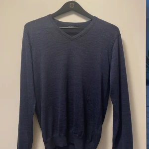 V Neck 100% merino  - Tja! Nu säljer denna mörkblå tröja i 100% merinoull. Skick 9/10 inga synliga defekter. Nypris ligger på 800 men säljer nu för endast 249kr. Hör gärna av er vid minsta lilla fundering!