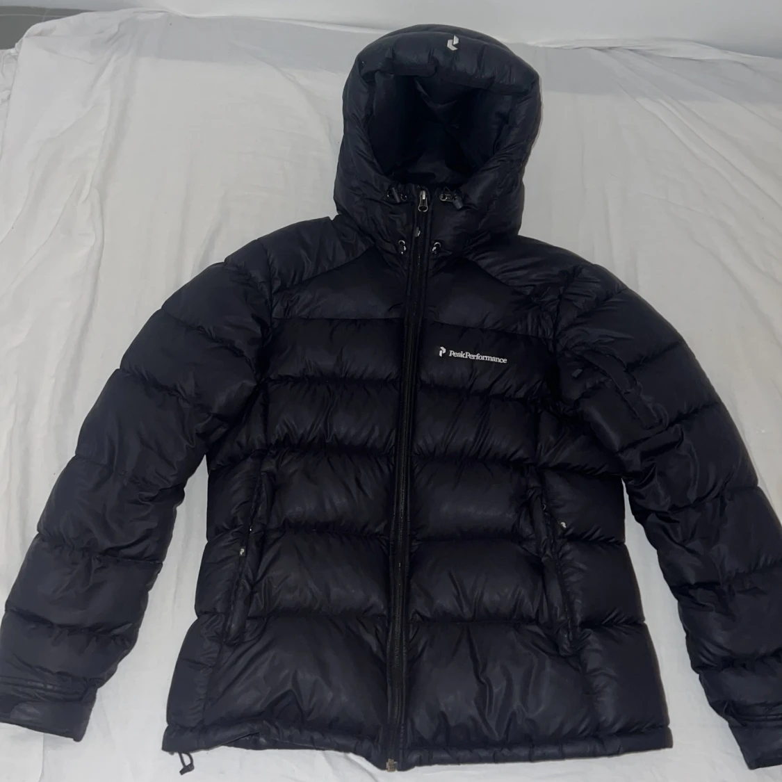 Svart dunjacka från Peak Performance