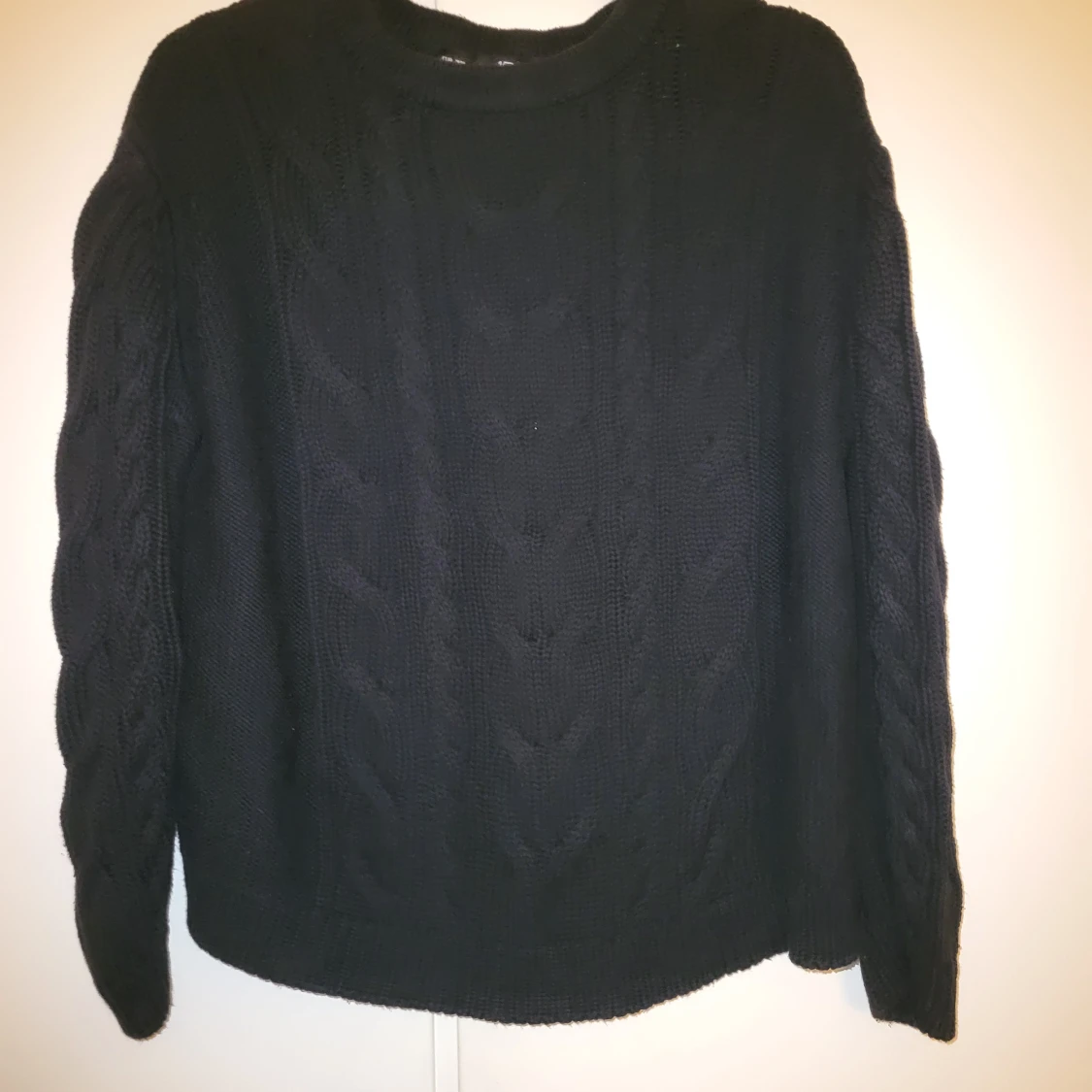 Svart stickad tröja