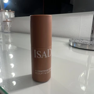 IsaDora Contour Stick - IsaDora Contour Stick i nyansen 34 Dark Almond.  Sticket är aldrig använt endast öppnad, säljer det pågrund av att jag råkade köpa fel färg…💕