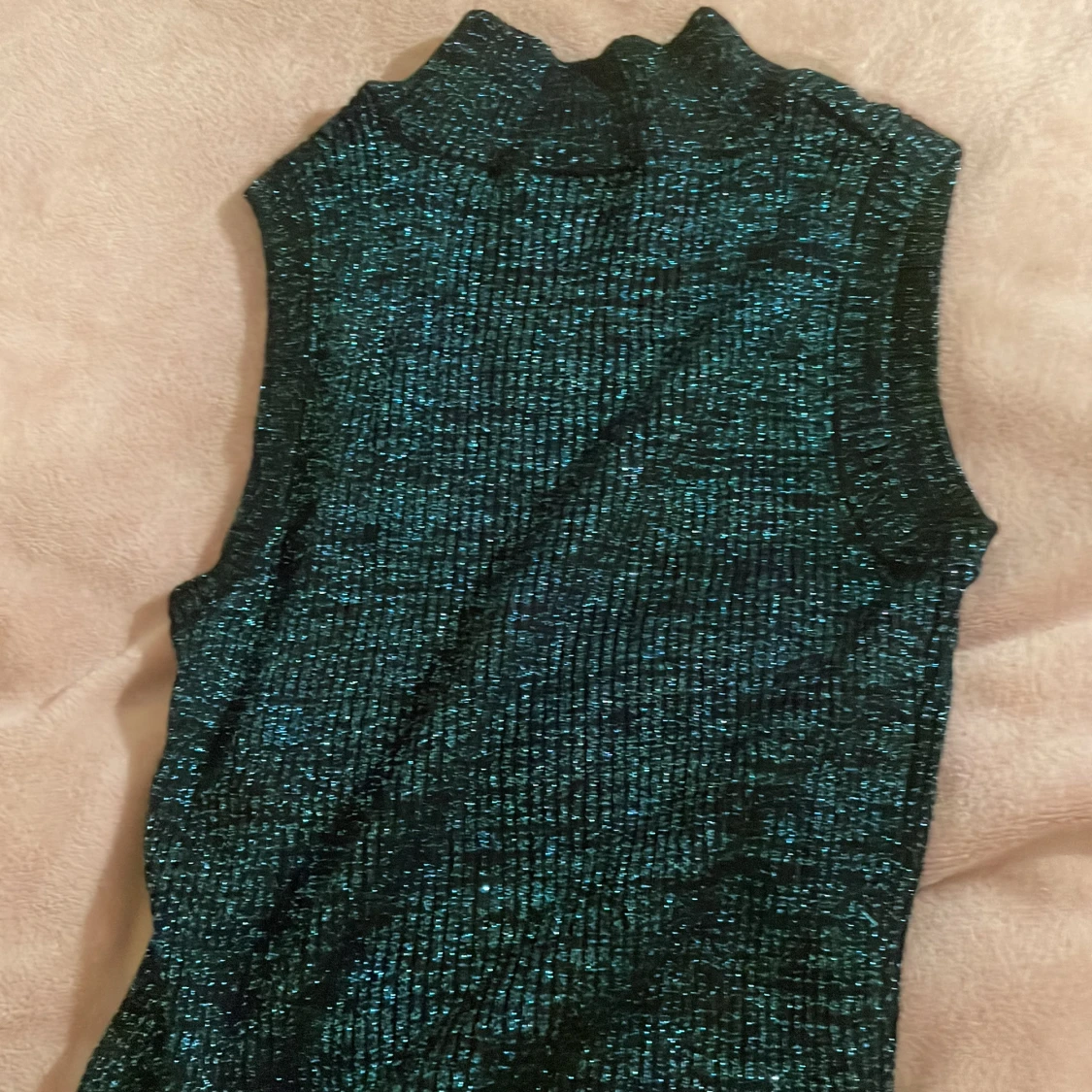 Glittrig ärmlös bluse - 2