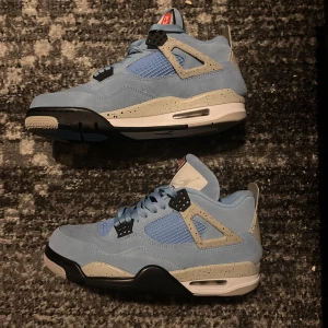 Jordan 4 University Blue - Säljer mina jordan 4s för dom ej passade. De är i princip nyskick för att de somsagt ej passar. Storlek 43 på de