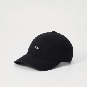 Svart ww keps - Säljer den svarta populära kepsen från Wood Wood! Endast använd två gånger, inga tecken på användning. 