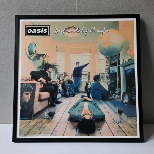 Oasis - Albumaffisch, 30.5x30.5cm - Oasis - Definitely Maybe albumaffisch, 30.5x30.5  Helt ny - Passar bra i IKEAs tavelram Lomviken!  Skickas i papprulle - Ramen ingår inte!