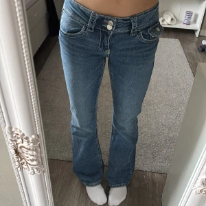 Blå bootcut jeans - Low waist bootcut jeans ifrån Gina tricot Young. Säljer pga att jag inte tycker om dom längre, aldrig använda👖💗🎀💓