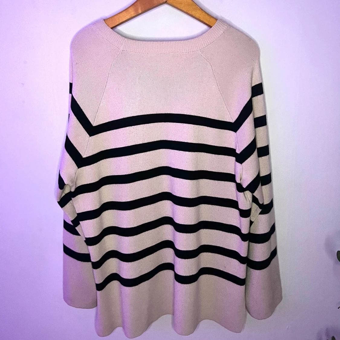 Beige och svart randig tröja - 1