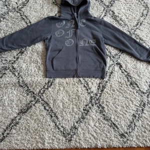 One of One zip hoodie  - Snygg One of One hoodie i storlek s. Knappt använd skulle säga skick 9/10. Nypris runt 1000 kr. Går ej att köpa ny längre.