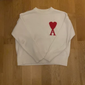 Ami paris stickad tröja - Bra kvalite tröja, riktigt fet och passar in i vardagen eller andra tillfällen. Har ett litet märke på vänster bröst men ingen som märks. Fråga om fler bilder om det behövs. Tar också emot prisförslag.