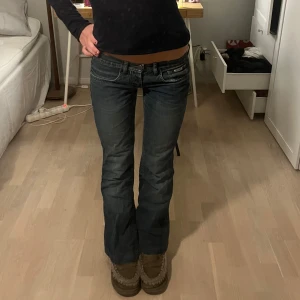 Lågmidjade bootcut jeans  - Intressekoll på  dessa super snygga lågmidjade bootcut jeansen. Midjemått 37 cm, innerbenslängd 75 cm❤️ köp via köp nj