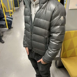 Moncler jacka  - Säljer denna tvärfeta jackan från moncler. Den är perfekt för vinter och vår.  Om ni har fler frågor kom gärna privat. 