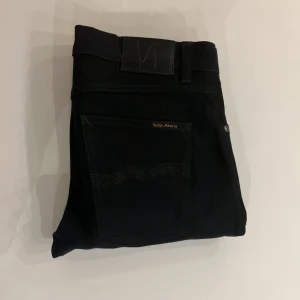 Nudie jeans Lean Dean  - Feta Nudie jeans som är i mycket bra skick utan defekter nypris på dessa ligger på 1800 vårat pris 299 vid köp av två jeans 499.🙌🏻