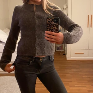 Kofta - Säljer en mysig brun kofta från Gina (premium quality). Perfekt för kyligare dagar och lätt att matcha med olika outfits. Koftan har långa ärmar och en klassisk design. Den är knappt använd och jag säljer den just för att den inte kommer till användning. Nypris: 400kr 💓