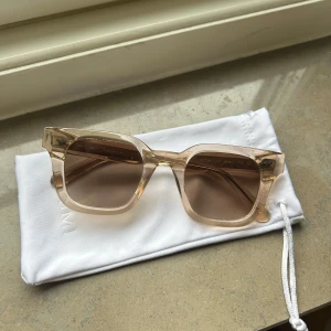 Chimi 04 Ecru - Säljer dessa chimis eftersom jag fått andra med styrka. Jättebra skick!  De är köpta på plick. Använd sommaren 2024. Solglasögonen är värda 1350kr, säljer för 700kr. Färg: Ecru  💕