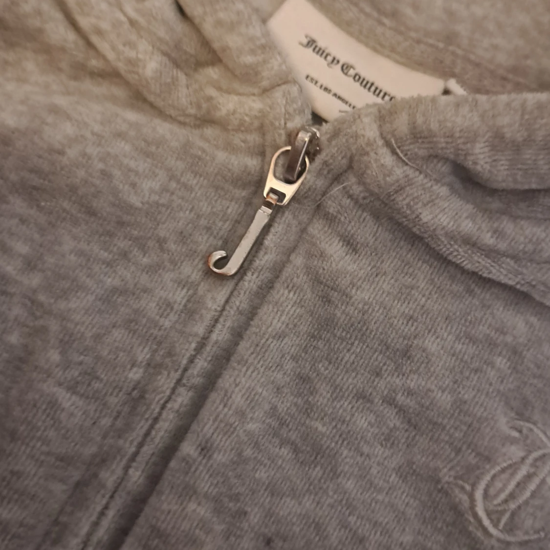 Grå hoodie från Juicy Couture - 3