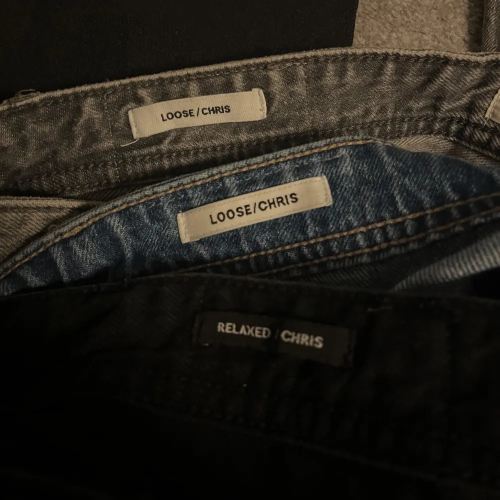 Alla jeans i top skick och endast använda ett par gånger. Du får alla jeansen tillsammans för ett mycket rimligt pris och jag fraktar snabbt. Stycke pris ligger på 599kr, men du får alla tillsammans för 300kr. Storleken är samma på de gråa och blåa medans de svarta är lite kortare men samtidigt så är det en annan modell: relaxed/chris. Alla sitter perfekt för sig som är vid 180 längden.. Farkut & Housut.