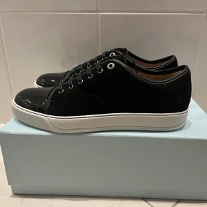 Lanvin Cap toe  - Här säljs ett par sprillans nya Lanvin skor i storlek uk 11, vilket motsvarar ungefär storlek 45. Skorna är svarta och passar perfekt till festligare samt dagliga tillfällen! Allt og med kommer, hör av dig vid funderingar! 