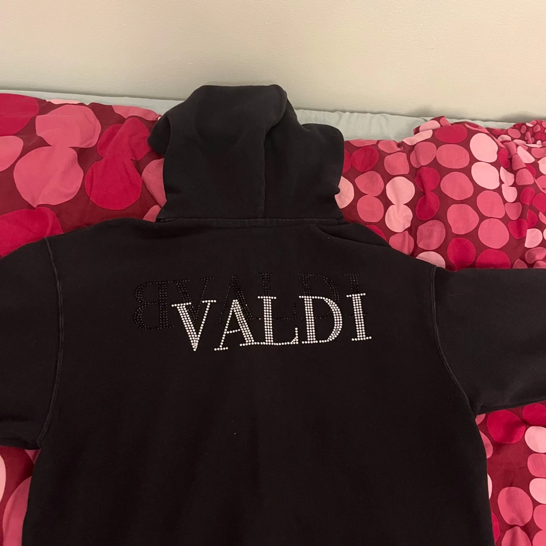 Svart hoodie med strassdetaljer från Valdi - 1
