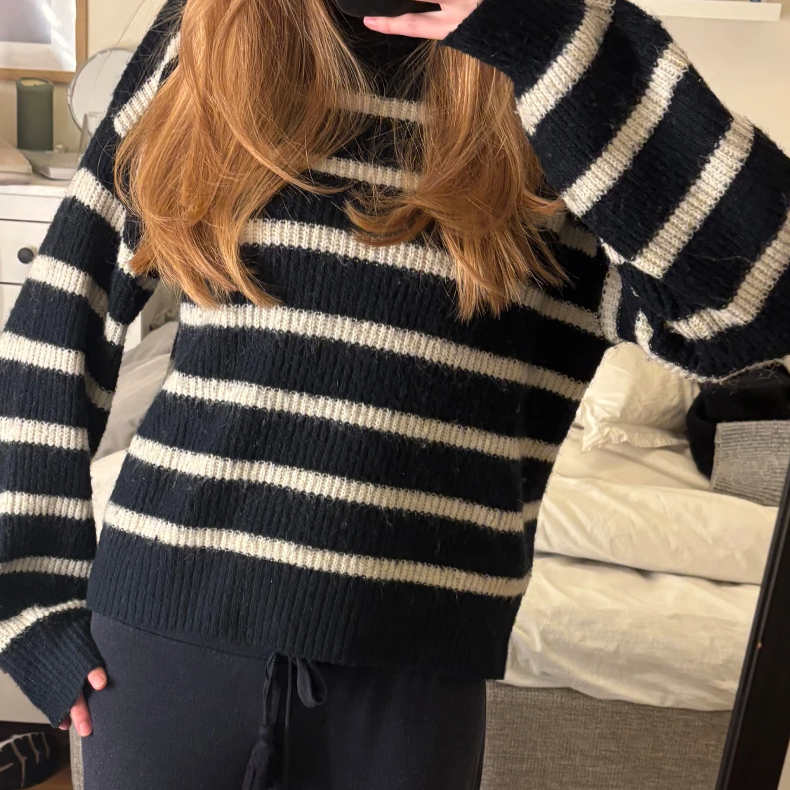 Svart och vit randig stickad tröja - 1