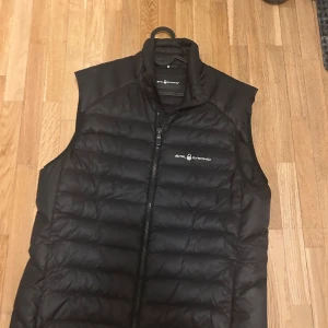 Salu racing väst - Använd fåtal gånger. Väldigt snygg sail racing väst. 