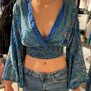 Blå mönstrad topp - Svin cool blå mönstrad topp! Extremt stretchig och passar perfekt till temamiddagar eller sommaren! ONE-SIZE, men pga stretch passar den alla storlekar, använd 1 gång💙