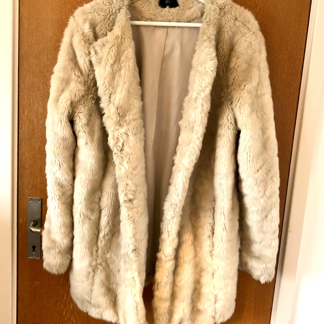 Crèmefärgad fuskpäls från Lindex - 1