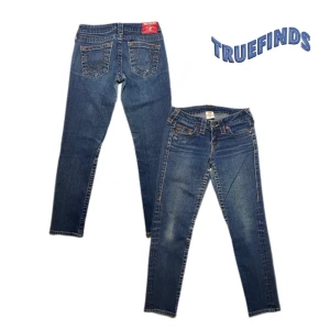 True religion jeans stella - Midjemått:34 Yterbenslängd:84 Innerbenslängd:65 Benöppning:14 Gren höjd:18 Storlek:25 ( i cm )  Priser kan diskuteras‼️