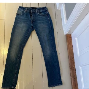 Jeans från Neuw - Tja säljer nu ett par sjyssta mörkblå jeans från märket Neuw. Storlek 30/32. Slimfit. Nypris 1200 ungefär. Hör gärna av er // Joel