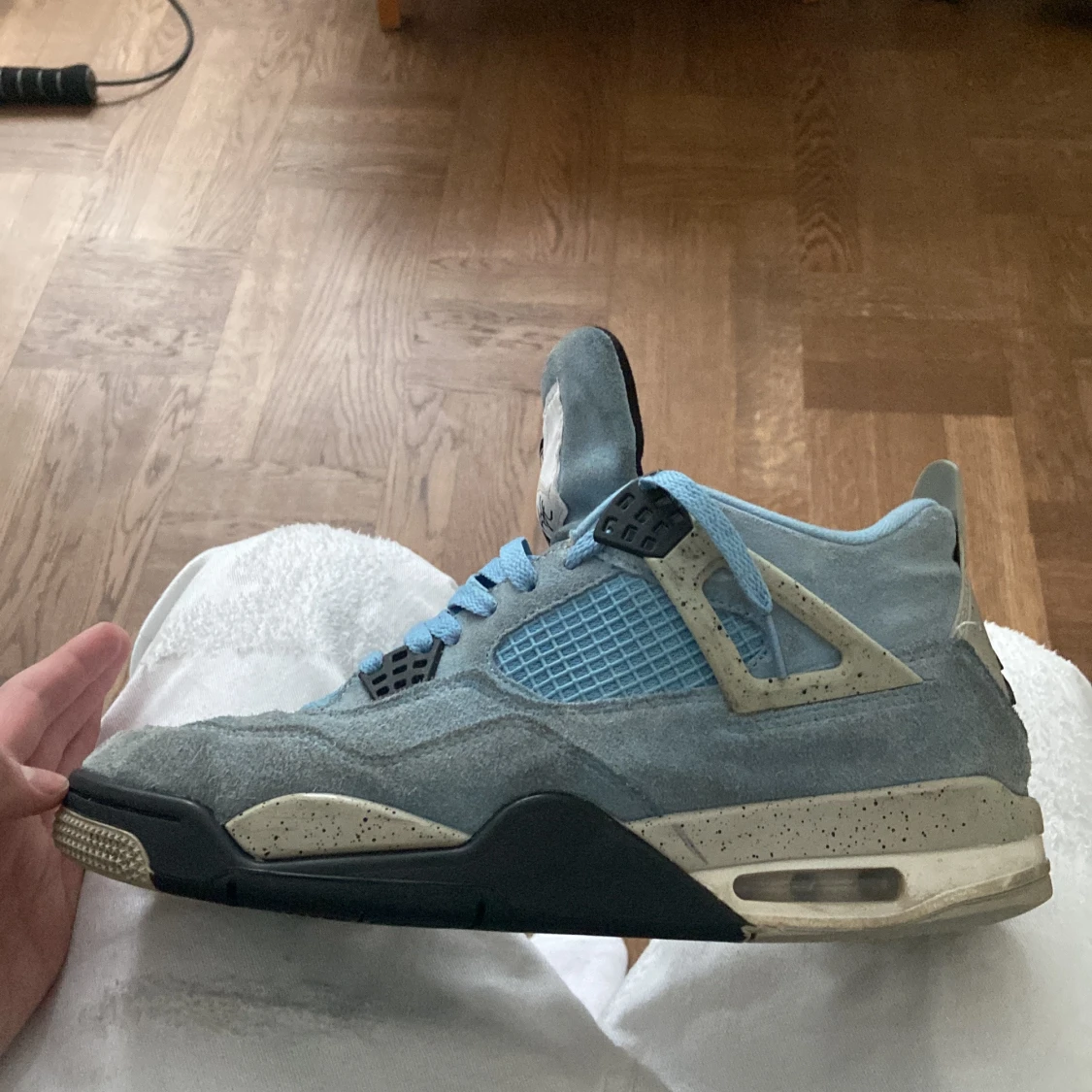 Nike Air Jordans i ljusblå mocka, lite smutsiga och en ganska ned tryckt sula, inget problem med dom annars. - 3